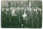P�k dypl. Mieczys�aw Mozdyniewicz w�r�d kadry oficerskiej na uroczysto�ci po�egnania jego osoby jako odchodz�cego dow�dcy 70 pu�ku piechoty w Pleszewie w 1935 r. (fot. ze zb. rodzinnych Piotra Chlebowskiego, syna kpr. Franciszka Chlebowskiego, weterana 68 pu�ku piechoty 17 Dywizji Piechoty; "Na rewersie fotografii jest odr�czny zapis »Pami�tka po�egnania D-cy 70 pp p�k. Mozdyniewicza«. Fotografia przedstawia pu�kownika odbieraj�cego, jak sadz�, pami�tkow� miniatur� sztandaru pu�kowego. Na rewersie nie ma zapisanej daty, jednak�e na fotografii jest tak�e m�j ojciec, kpr. Franciszek Chlebowski, kt�ry od 01.10.1935 r. bra� udzia� w IV Dywizyjnym Kursie Instruktorskim w tym�e 70 pp. S�dz� wi�c, �e fotografia zosta�a wykonana po 01.10.1935 r. W biogramie pu�kownika jest, co prawda, zapis, �e dowodzi� pu�kiem do 15.09.1935, ale inne �r�d�a, np. Wikipedia, podaj� informacj� o dowodzeniu pu�kiem do 11.1935 r.").
