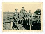 Sier�. Franciszek Fr�ckowiak (siedzi z lewej) w towarzystwie �o�nierzy 68 pu�ku piechoty, m.in. kpr. Franciszka Chlebowskiego i prawdopodobnie ppor. Stanis�awa Czernickiego (siedz� jako drugi i trzeci z lewej), w przerwie �wicze� na poligonie (fot. ze zb. rodzinnych Piotra Chlebowskiego, syna kpr. Franciszka Chlebowskiego).