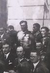 Pp�k Edward Godlewski przy stole biesiadnym w otoczeniu uczestnik�w obchod�w 15-lecia 14 Pu�ku U�an�w Jaz�owieckich, m.in. gen. Konstantego Plisowskiego (siedzi z lewej, w cywilnym ubraniu), Lw�w, lipiec 1933 r. (fot. udost�pni�: Krzysztof Go�dzik).