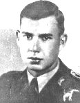 Ppor. pil. Piotr Ruszel w mundurze podchor��ego SPL w D�blinie. (Fotografia portretowa pochodzi z albumu pilota Franciszka Przybylskiego(mechanika 161 Esk. My�l. we wrze�niu 1939r.) i udost�pniona dla www. bohaterowie1939.pl przez jego c�rk� Urszul� Okruszek)