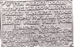 Tablica pami�tkowa pomnika, tzw. Kamienia Orlika, wystawionego na terenie uroczyska "Przy Orle" Kampinoskiego Parku Narodowego, w miejscu zwyci�skiego pojedynku stoczonego przez plut. pchor. Edmunda Romana Orlika, dowodz�cego tankietk� TKS, z czo�giem niemieckim, kt�rym dowodzi� ksi��� por. Wiktor IV Albrecht von Ratibor. Stan z pocz. lat 80. XX w. (fot. ze zb. Izby Tradycji Zarz�du Wojew�dzkiego w Opolu Zwi�zku �o�nierzy Wojska Polskiego).