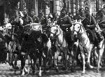 Lw�w, 1937 r. Plut. Bart�omiej Gajda (oznaczony nr. 4) w�r�d �o�nierzy plutonu tr�baczy 14 Pu�ku U�an�w Jaz�owieckich przed ko�cio�em bernardyn�w podczas powrotu z manewr�w (fot. udost�pni�: Krzysztof Go�dzik).