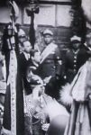 Krak�w, maj 1935 r. Chor. Bronis�aw Gadzin pod katedr� wawelsk� jako sztandarowy 14 Pu�ku U�an�w Jaz�owieckich podczas uroczysto�ci pogrzebowych Marsza�ka J�zefa Pi�sudskiego (fot. udost�pni�: Krzysztof Go�dzik).