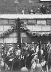 Krak�w, maj 1935 r. Chor. Bronis�aw Gadzin pod katedr� wawelsk� jako sztandarowy 14 Pu�ku U�an�w Jaz�owieckich podczas uroczysto�ci pogrzebowych Marsza�ka J�zefa Pi�sudskiego (fot. udost�pni�: Krzysztof Go�dzik).