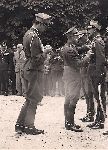 Lw�w, lipiec 1938 r. Por. Zdzis�aw Malanowski (pierwszy z lewej) asystuj�cy p�k. Edwardowi Godlewskiemu, dow�dcy 14 Pu�ku U�an�w Jaz�owieckich, podczas dekoracji odznak� pami�tkow� pu�ku mjr. Stefana Starnawskiego (fot. udost�pni�: Krzysztof Go�dzik).