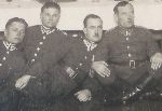 Kpr. zaw. Roman Krawczuk (drugi od lewej) w otoczeniu podoficer�w 14 Pu�ku U�an�w Jaz�owieckich, m.in. st. wachm. Piotra Patyny, szefa plutonu tr�baczy (pierwszy z prawej) (fot. udost�pni�: Krzysztof Go�dzik).