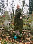 Lech Musia� przy mogile poleg�ego wuja, Stanis�awa Musia�a, zlokalizowanej na Cmentarzu Wojskowym w Warszawie, 7 listopada 2020 r. (fot. udost�pni�: Lech Musia�).