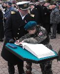 Stryjeczny wnuk Jana Zawadzkiego, Jakub podczas uroczysto�ci w dniu 11. 11. 2009 r. (fot. z archiwum rodzinnego).
