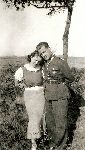 Por. Stefan D�bek (jeszcze w randze ppor.) z narzeczon� Mart� Zdziebkowsk� w Pleszewie w roku 1934 (fot. ze zb. rodzinnych Tomasza Krzy�anowskiego).