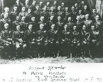 J�zef Rodze� (stoi pi�ty z prawej w drugim rz�dzie) w korpusie oficerskim 14 pu�ku piechoty we W�oc�awku w 15. rocznic� �wi�ta Odrodzenia Polski, dn. 11 listopada 1933 r. (fot. ze zb. Andrzeja Rodzenia).