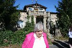 Dom Hi�c�w w Miliszewach. Dawna siedziba szko�y i mieszkanie Wincentego Dabrowy. Na zdj�ciu siostra Wincentego, Maria Banaszkiweicz (uczennica szko�y w 1935 r.) fot. Jaros�aw D�browa.