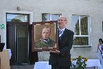 Wnuk Wincentego D�browy, Jaros�aw Skibicki ofiarowuje szkole w MILISZEWACH portret swojego dziadka. fot. Jaros�aw D�browa.