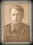 "Zdj�cie podpisane »1945«. Kurtka wzoru brytyjskiego. Dow�d na s�u�b� w Polskich Si�ach Zbrojnych na Zachodzie? Tej informacji nie posiadam" (fot. ze zb. rodzinnych).
