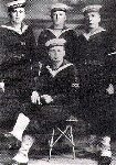 Za�oga tra�owca ko�owego "T-4" we wrze�niu 1938 roku.W �rodku siedzi mat nadterminowy Edward Kowalczuk-KochanowskiStoj� za nim od prawej:st.mar.Stanis�aw Gr�dzki,mar.J�zef Maleszewski (sprawca wysadzenia mostu w Pi�sku we wrze�niu 1939 roku),mar.W.Marek.
(Zdj�cie:Mariusz Borowiak "Zapomniana Flota-Mokrany") 