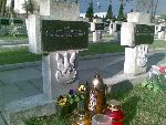 Nagrobek na cmentarzu w Rawie Mazowieckiej, po renowacji. Przy zmianie tabliczki pope�niono b��d w nazwisku przestawiaj�c litery. 