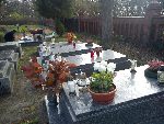 Groby cz�onk�w rodziny Macio�owskich na cmentarzu parafialnym w Wonie�ciu: Stanis�awa (drugi z prawej), jego bratanka Piotra, syna W�adys�awa (na pierwszym planie), brata W�adys�awa (drugi z lewej) oraz Heleny z Pa�kowskich, matki Stanis�awa i W�adys�awa (pierwszy z lewej). Stan z dn. 30. 10. 2013 r. (fot. Jan Harajda).