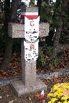 Mjr Leszek Lubicz-Nycz upami�tniony na imiennej tabliczce epitafijnej na jednej z mogi� zbiorowych kwatery wojennej na cmentarzu parafialnym w Kie�pinie. Stan na 13. 11. 2016 r. (fot. Tomasz Krzy�anowski).