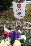 Por. Stefan Jan D�bek upami�tniony na poprawionej po renowacji imiennej tabliczce epitafijnej na jednej z mogi� zbiorowych kwatery wojennej na cmentarzu parafialnym w Kie�pinie. Stan na 13 listopada 2016 r. (fot. Tomasz Krzy�anowski).