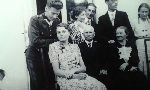 Leonard �ysz (stoi z lewej) w towarzystwie �ony Bo�enny (siedzi z lewej), ojca Stanis�awa i matki Stefanii (siedz� z prawej), szwagra Hieronima Opitza (drugi z prawej) i jego brata Kazimierza Opitza (trzeci z prawej), Brze�� nad Bugiem, 1936 r. (fot. ze zb. rodzinnych Beaty Kondlewskiej).