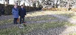 Cz�onkowie rodziny J�zefa Pietrzaka przy jednej z mogi� zbiorowych kwatery wojennej na cmentarzu parafialnym w ��czycy - hipotetycznym miejscu poch�wku ich zaginionego krewnego. Stan z dn. 21 stycznia 2020 r. (fot. ze zb. rodzinnych, udost�pni�a: Wioletta Kaczorowska).