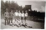 Kpr. Maksymilian Wendlandt w�r�d cz�onk�w zespo�u koszyk�wki 7 kompanii 86 pu�ku piechoty, kt�ry zwyci�y� w pu�kowych zawodach w 1935 r. (fot. ze zb. rodzinnych).