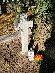 Miejsce spoczynku strz. Jana Cie�lewicza w jednej z mogi� zbiorowych kwatery wojennej na cmentarzu parafialnym w Rybnie. Stan z dn. 26 pa�dziernika 2024 r. (fot. Piotr Cie�lewicz).