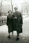 Por. Stefan D�bek w roku 1937 w Krakowie w towarzystwie Wandy Zdziebkowskiej, siostry swojej zmar�ej narzeczonej Marty Zdziebkowskiej (fot. ze zb. rodzinnych Wandy Hoffmann zd. Zdziebkowskiej).