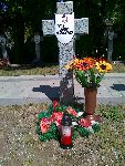 Krzy� betonowy z imienn� tabliczk� epitafijn� umieszczon� w 2000 r. na mogile ppor. rez. J�zefa Mariana Stasikiewicza w obr�bie kwatery wojennej na cmentarzu parafialnym w Gostyninie, ul. Ostatnia (inskrypcja: "PPOR. / J�ZEF / M. STASIKEWICZ" z b��dnie zapisanym nazwiskiem, drugim imieniem jedynie w formie inicja�u oraz bez daty �mierci). Stan z dn. 28 kwietnia 2012 r. (fot. Tomasz Krzysztof Stasikiewicz).