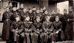 29 psK. Jedna z ostatnich fotografii 1938/39, oficer�w �redniego i ni�szego szczebla oraz podoficer�w.Fotografia przedstawia ��cznie 21 os�b,  trzy osoby potrafi� zidentyfikowa�, ich stopnie i nazwiska oznaczy�em na fotografii. Bardzo prosz� o pomoc w identyfikacji pozosta�ych os�b oznaczonych numerami. 
