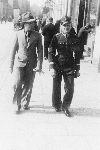 Por. Stefan D�bek (z lewej) w cywilnym ubraniu w swoim rodzinnym Krakowie w po�owie lat 30. XX w. (fot. ze zb. rodzinnych Tomasza Krzy�anowskiego).