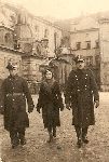Por. Stefan D�bek w towarzystwie swojego brata Mieczys�awa oraz Wandy Zdziebkowskiej, siostry swojej
zmar�ej narzeczonej Marty Zdziebkowskiej na Wawelu w Krakowie w 1937 r. (fot. ze zb. rodzinnych Wandy Hoffmann zd. Zdziebkowskiej).