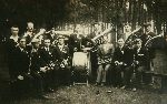 J�zef Ksi��yk (stoi trzeci z prawej, z tub�) w�r�d cz�onk�w orkiestry w Nowym Mie�cie nad Wart� (fot. ze zb. rodzinnych).