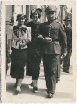 Por. J�zef Fedorowicz z �on� Pelagi� i siostr� Helen�. - Na odwrocie fot. napis: „M�ODZI FEDOROWICZOWIE, Siedlce, 15 sierpie� 1936r.” (fot. z pami�tek rodzinnych)