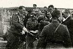 Rtm. Jerzy Poborowski w trakcie pobierania do urny ziemi z pobojowiska bitwy pod Komarowem, 1933 r. (fot. udost�pni�: Krzysztof Go�dzik).