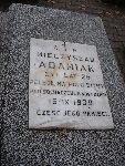Mieczys�aw Adamiak upami�tniony na tablicy epitafijnej na mogile indywidualnej w obr�bie kwatery wojennej na cm. parafialnym w Kutnie, ul. Cmentarna. Stan z dn. 17. 11. 2007 r. (fot. Rafa� J�wiak).
