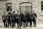 Oficerowie i podoficerowie pu�ku przed stajni� 3 szwadronu.Czwarty od lewej ppor.Edward Soba�ski.Druga po�owa lat trzydziestych.
Fot: Ze zbioru Krzysztofa Go�dzika.