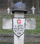Antoni Wo� upami�tniony (jako Antoni Wos) na imiennej tabliczce epitafijnej na jednej z mogi� zbiorowych cmentarz wojennego w Granicy. Stan z dn. 26. 11. 2013 r. (fot. Krzysztof Go�dzik).