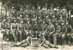 Plut. Serwacy Finkeldej (oznaczony strza�k�) w grupie �o�nierzy plutonu ��czno�ci 14 pu�ku piechoty we W�oc�awku, zwyci�zc�w zawod�w technicznych ��czno�ci w 4 Dywizji Piechoty, m.in. por. Romana Zawarczy�skiego, dow�dcy plutonu (siedzi w �rodku), sier�. Wojciecha Guzowskiego (siedzi pi�ty z lewej) i st. sier�. Stanis�awa Zygmunta (siedzi pi�ty z prawej), wrzesie� 1932 r. (fot. ze zb. Mariana Ropejki, za: www.14pp.wloclawek.pl).