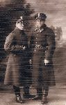 Leon Rozp�dowski (z lewej) jako �o�nierz Korpusu Ochrony Pogranicza w towarzystwie brata Wincentego Rozp�dowskiego, funkcjonariusza Policji Pa�stwowej, ok. 1934-1935 r. (fot. ze zb. rodzinnych).