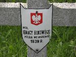 Ignacy Bukowiecki upami�tniony na imiennej tabliczce epitafijnej na jednej z mogi� zbiorowych cmentarza wojennego w Laskach. Stan z dn. 26 maja 2010 r. (fot. Leszek Gach).