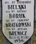 Sylweriusz Bielski upami�tniony na imiennej tabliczce epitafijnej na jednej z mogi� zbiorowych kwatery wojennej na cmentarzu rzymskokatolickim w Juliopolu. Stan z 2005 r. (fot. Marcin Prengowski).