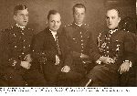 Zdjecie ze zbior�w rodzinnych. Bronis�aw (w mundurze kadeta -posiada biogram - bochaterowie 1939) W�dzimierz - weteran wojny 1920r), Stefan - biogram na stronie www.1944.pl) W�odzimierz - biogram  - bochaterowie 1939) Wszyscy trzej w mundurach walczyli w Armii Pozna�