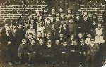 Bronis�aw Kwiatkowski w�r�d uczni�w szko�y podstawowej w Raciniewie, 1921 r. (fot. ze zb. rodzinnych).