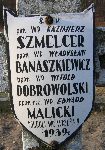 Por. Kazimierz Szmelcer upami�tniony na imiennej tabliczce epitafijnej na jednej z mogi� zbiorowych cmentarza wojennego w Budach Starych. Stan z dn. 25 grudnia 2005 r. (fot. Marcin Prengowski).