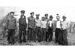 Bronis�aw Ulatowski (drugi z prawej) w trakcie �niw w maj�tku Hermanowo (ob. dzielnica Starogardu Gda�skiego), przed 1939 r. (fot. udost�pni�: Andrzej Hinc).