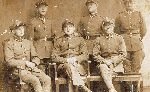 Franciszek Kmieciak (stoi po�rodku) podczas odbywania zasadniczej s�u�by wojskowej w 70 Pu�ku Piechoty Wielkopolskiej w Pleszewie (fot. ze zb. rodzinnych).