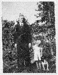 Franciszek Kmieciak ze swym 5-letnim synem Henrykiem w lesie pod Nowym Miastem, gdzie po raz ostatni przed wybuchem wojny spotka� si� z �on� (fot. ze zb. rodzinnych).