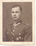 Wac�aw Chojna jako porucznik 4 pu�ku artylerii lekkiej, 1939 r. (fot. z archiwum rodzinnego, za: Lawacz-Sampanis A. M., Biografie powsta�c�w - major Wac�aw Chojna ps. "Horody�ski", oprac. M. Janaszek-Seydlitz, [w:] Strona internetowa Stowarzyszenia Pami�ci Powstania Warszawskiego 1944, http://www.sppw1944.org/biografie/chojna.html).