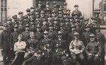 Polska, II po�owa lat 30. XX w. St. wachm. W�adys�aw Gwo�dzi�ski (siedzi pierwszy od lewej) w�r�d uczestnik�w okr�gowego kursu sanitarnego (fot. ze zb. Krzysztofa Go�dzika).