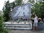 Judyta Sikorska, stryjeczna wnuczka J�zefa Alfonsa Muzio�a w miejscu jego pochowania. Kwatera wojenna w I�owie, 9 sierpnia 2009 (fot. Jadwiga Sikorska).